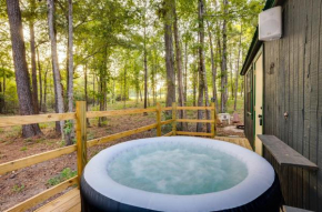 Cozy Onalaska Cabin about 2 Mi to Lake Livingston!
